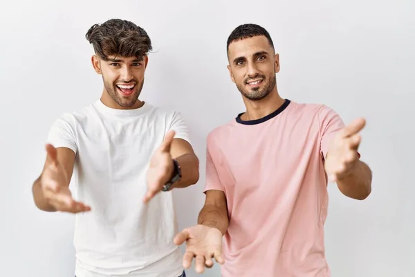 Jovem Gay Casal Sobre Isolado Fundo Sorrindo Alegre Oferecendo Mãos — Fotografia de Stock