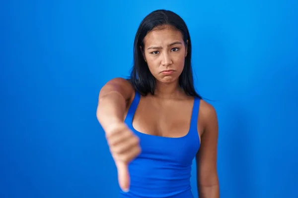 Mulher Hispânica Sobre Fundo Azul Olhando Infeliz Irritado Mostrando Rejeição — Fotografia de Stock