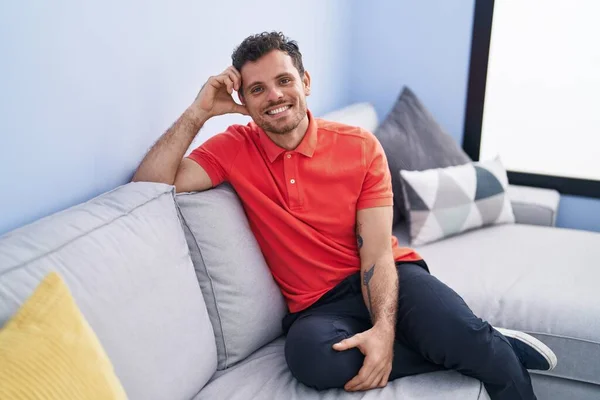 Νεαρός Ισπανός Άνδρας Χαμογελά Σίγουρος Κάθεται Στον Καναπέ Στο Σπίτι — Φωτογραφία Αρχείου