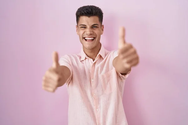 Jonge Spaanse Man Die Roze Achtergrond Staat Positief Gebaar Maakt — Stockfoto