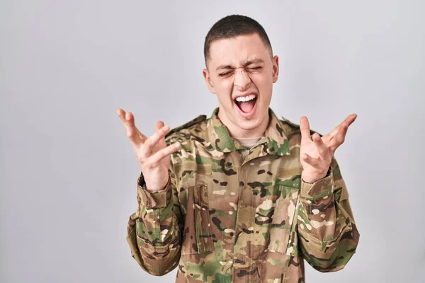 Jongeman Camouflage Legeruniform Viert Gek Gek Succes Met Opgeheven Armen — Stockfoto
