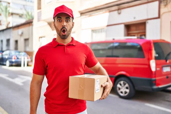 Giovane Uomo Ispanico Con Barba Indossa Uniforme Consegna Cap Holding — Foto Stock