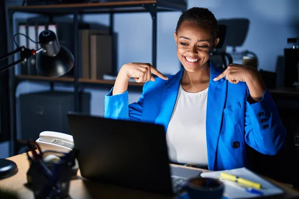 Beautiful African American Woman Working Office Night Looking Confident Smile — Stock Photo, Image