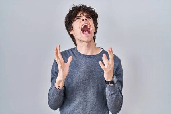 Mladý Muž Stojící Nad Izolovaným Pozadím Šílený Šílený Křičící Křičící — Stock fotografie