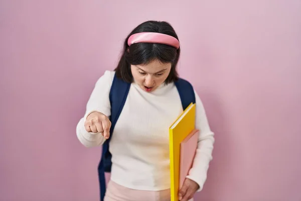 Mulher Com Síndrome Usando Mochila Estudantil Segurando Livros Apontando Para — Fotografia de Stock