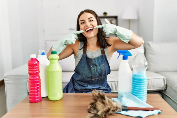 Young Brunette Woman Wearing Cleaner Apron Gloves Cleaning Home Smiling — Stock Photo, Image