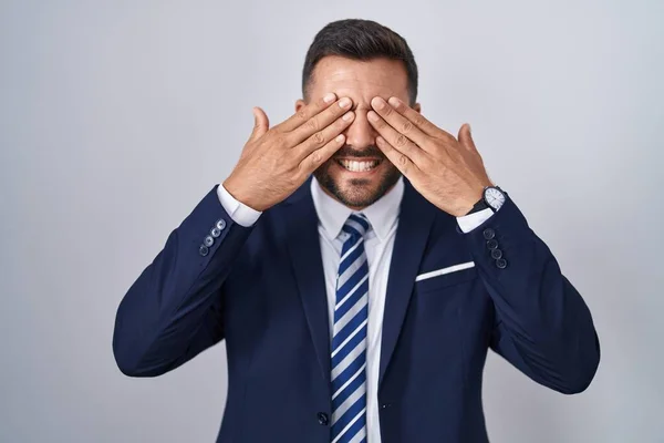 スーツを着たハンサムなヒスパニック系の男と手が陽気で面白い笑顔で目をカバーネクタイ 視覚障害の概念 — ストック写真
