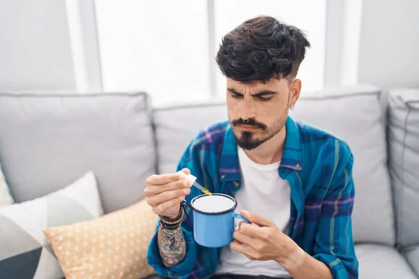 Jovem Hispânico Derramando Vitamina Café Sentado Sofá Casa — Fotografia de Stock