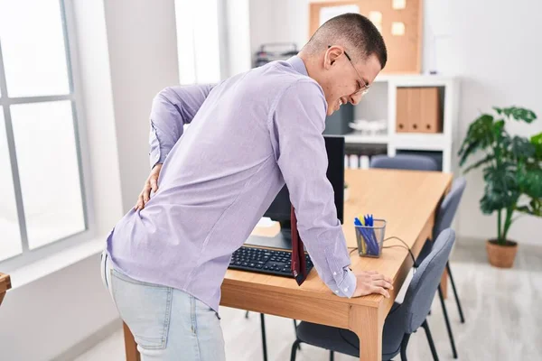 Junger Hispanischer Geschäftsmann Leidet Unter Rückenschmerzen Büro — Stockfoto