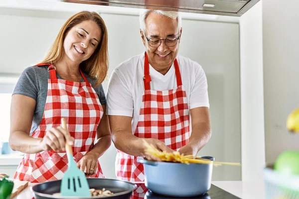 Orta Yaşlı Spanyol Çift Mutfakta Mutlu Bir Yemek Pişiriyor — Stok fotoğraf