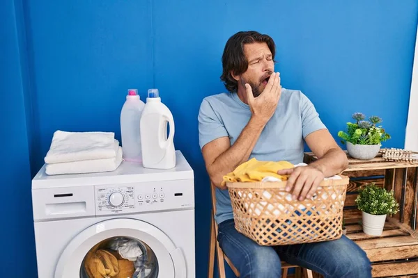 Hombre Guapo Mediana Edad Esperando Para Lavar Aburrido Bostezo Cansado —  Fotos de Stock