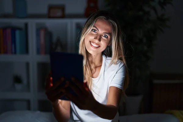 Młoda Blondynka Pomocą Touchpad Siedzi Łóżku Sypialni — Zdjęcie stockowe