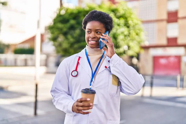 Femme Afro Américaine Portant Uniforme Médecin Parlant Sur Smartphone Boire — Photo