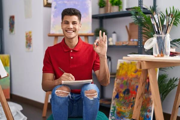 Sanat Defterine Resim Çizen Genç Spanyol Adam Parmaklarıyla Imza Atıyor — Stok fotoğraf