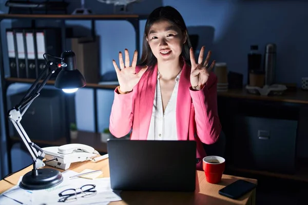 Mujer Joven China Que Trabaja Oficina Por Noche Mostrando Señalando —  Fotos de Stock