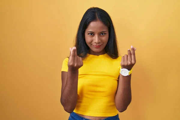 Jeune Femme Indienne Debout Sur Fond Jaune Faisant Geste Argent — Photo