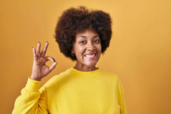 Jonge Afro Amerikaanse Vrouw Die Een Gele Achtergrond Staat Glimlachen — Stockfoto