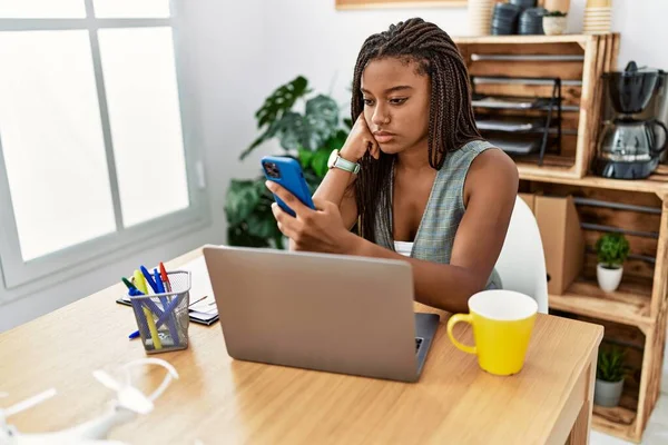 Junge Afrikanisch Amerikanische Geschäftsfrau Arbeitet Mit Smartphone Büro — Stockfoto