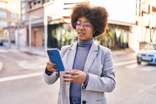 アフリカ系アメリカ人の女性経営者が路上でスマートフォンを使って自信満々で — ストック写真