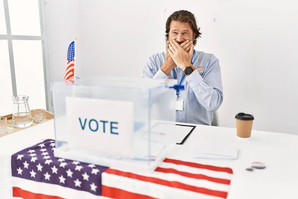 Bonito Homem Meia Idade Sentado Bancada Votação Chocado Cobrindo Boca — Fotografia de Stock