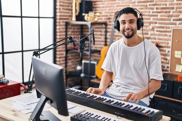 Junger Arabischer Musiker Spielt Klaviertastatur Musikstudio — Stockfoto