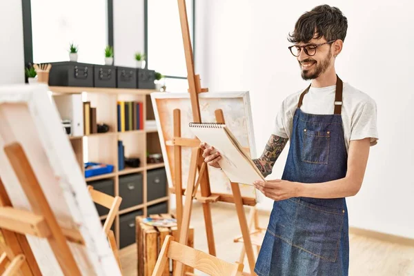 Jonge Spaanse Kunstenaar Man Glimlachen Gelukkig Tekenen Kunst Studio — Stockfoto