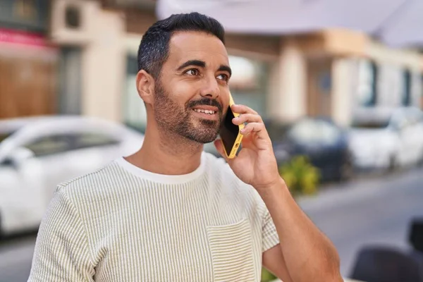 Ung Latinamerikansk Man Ler Säker Talar Smartphone Gatan — Stockfoto