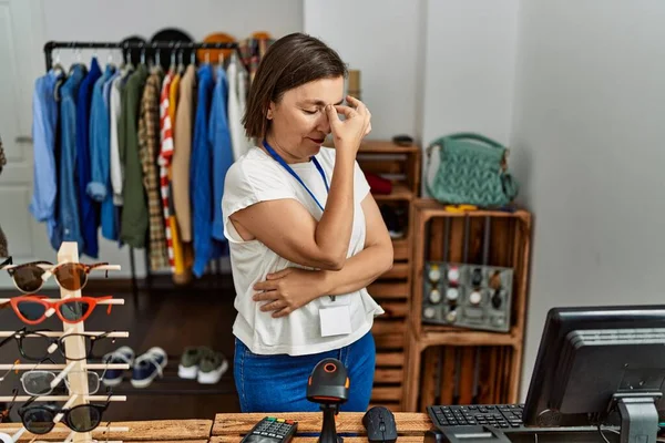 Güzel, orta yaşlı İspanyol bir kadın perakende mağazasında yönetici olarak çalışıyor. Burun ve gözler sürtünmekten yorgun düşmüş ve baş ağrısı çekiyor. Stres ve hüsran kavramı. 