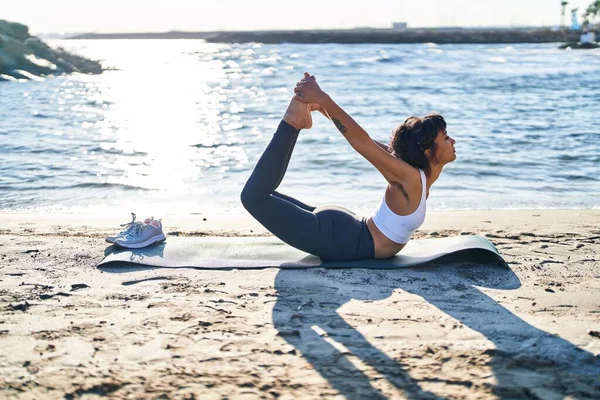 Jeune Femme Entraînement Yoga Exercice Couché Sur Sable Bord Mer — Photo