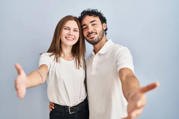 Jeune Couple Portant Des Vêtements Décontractés Debout Ensemble Regardant Caméra — Photo