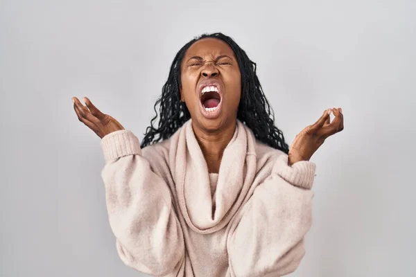 Африканская Женщина Стоящая Белом Фоне Сумасшедшая Кричащая Кричащая Агрессивным Выражением — стоковое фото