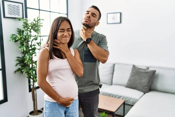Młoda Para Międzyrasowa Spodziewa Się Dziecka Dotykając Brzucha Ciąży Dotykając — Zdjęcie stockowe