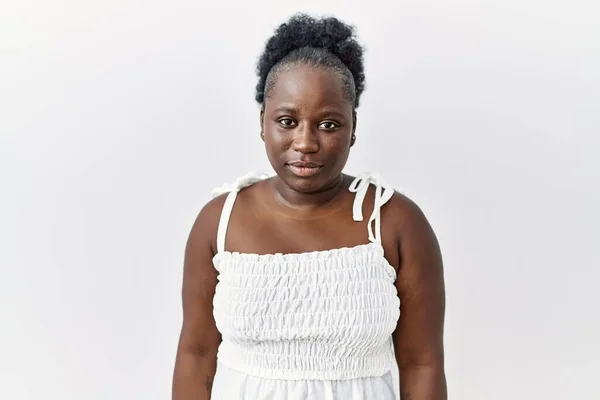 Ung Afrikansk Kvinna Står Över Vit Isolerad Bakgrund Avslappnad Med — Stockfoto