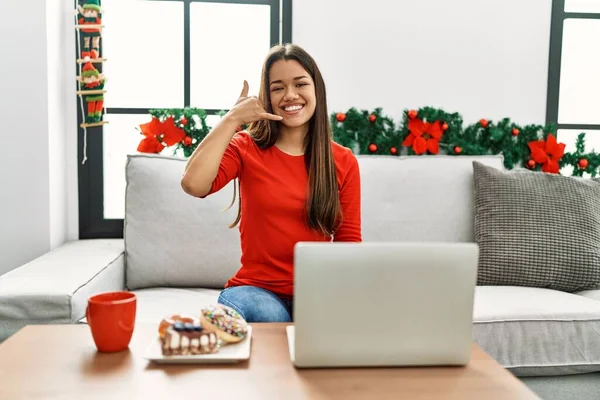 Jovem Morena Usando Laptop Sentado Sofá Natal Sorrindo Fazendo Gesto — Fotografia de Stock