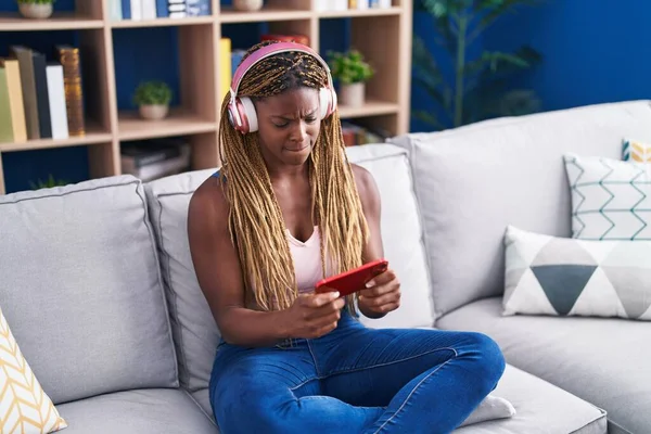 Mujer Afroamericana Jugando Videojuegos Sentada Sofá Casa —  Fotos de Stock