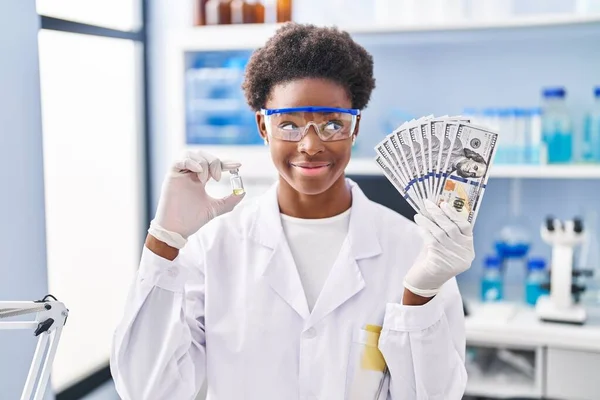 Африканская Американка Работающая Лаборатории Учёных Держащая Руках Доллары Улыбаясь Смотрит — стоковое фото