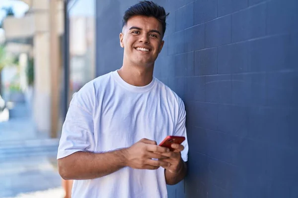 Joven Hombre Hispano Sonriendo Confiado Usando Smartphone Calle —  Fotos de Stock