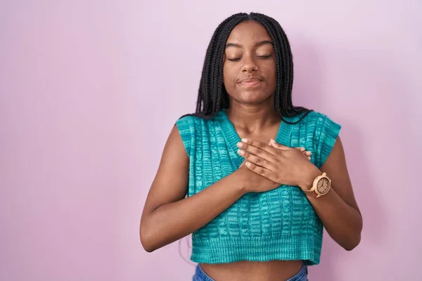 Joven Afroamericano Con Trenzas Pie Sobre Fondo Rosa Sonriendo Con —  Fotos de Stock