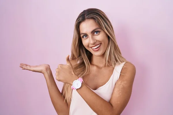 Jovem Loira Sobre Fundo Rosa Mostrando Palma Mão Fazendo Gesto — Fotografia de Stock