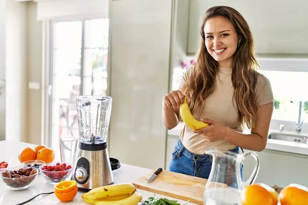 年轻美丽的惊慌失措的女人在厨房用搅拌机搅拌蔬菜 剥下香蕉 — 图库照片
