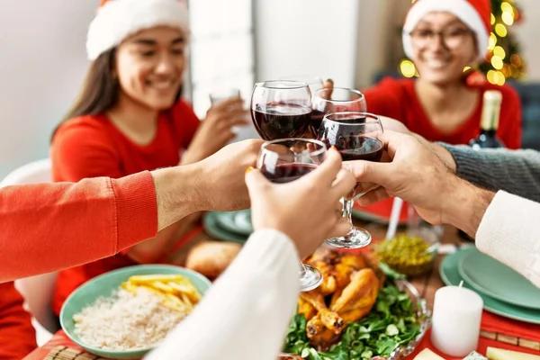 Grupo Jovens Sorrindo Felizes Comemorando Natal Brindando Com Vinho Casa — Fotografia de Stock