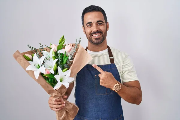 Homem Hispânico Com Barba Trabalhando Como Florista Alegre Com Sorriso — Fotografia de Stock