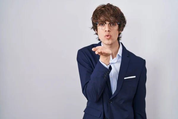Ισπανόφωνος Επιχειρηματίας Νεαρός Άνδρας Φορώντας Γυαλιά Κοιτάζοντας Την Κάμερα Φυσάει — Φωτογραφία Αρχείου