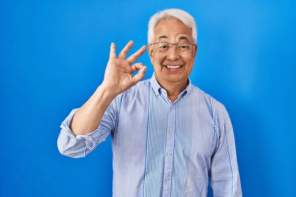 Hombre Mayor Hispano Con Gafas Sonrientes Positivas Haciendo Buen Signo —  Fotos de Stock