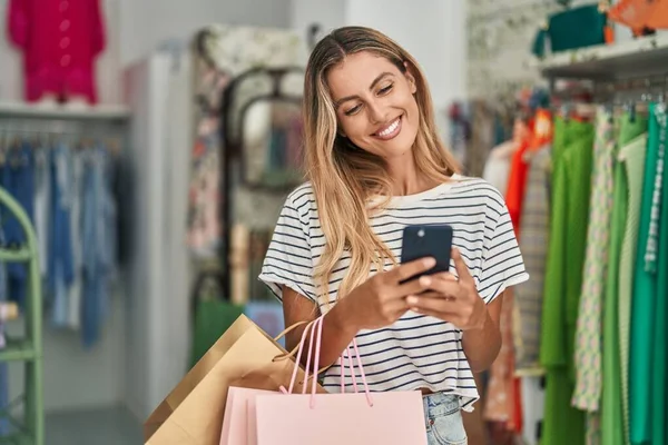 Młoda Blondynka Klient Uśmiecha Się Pewnie Pomocą Smartfona Sklepie Odzieżowym — Zdjęcie stockowe