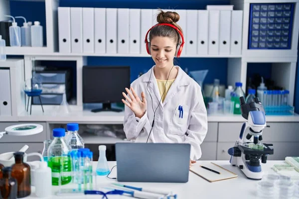 Adolescente Chica Trabajando Laboratorio Científico Buscando Positivo Feliz Pie Sonriendo —  Fotos de Stock