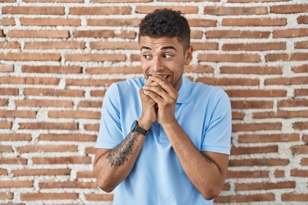 Braziliaanse Jongeman Staat Bakstenen Muur Lachen Nerveus Opgewonden Met Handen — Stockfoto