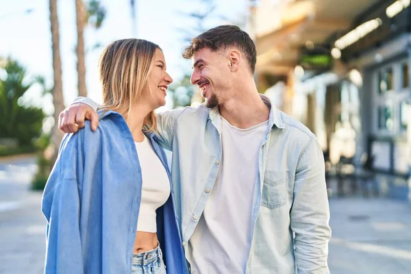 Jovem Homem Mulher Casal Abraçando Uns Aos Outros Rua — Fotografia de Stock