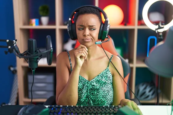 Африканская Американка Играет Видеоигры Серьезное Лицо Думая Вопросе Рукой Подбородке — стоковое фото