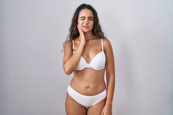 Ung Latinamerikansk Kvinna Bär Vita Underkläder Röra Munnen Med Handen — Stockfoto